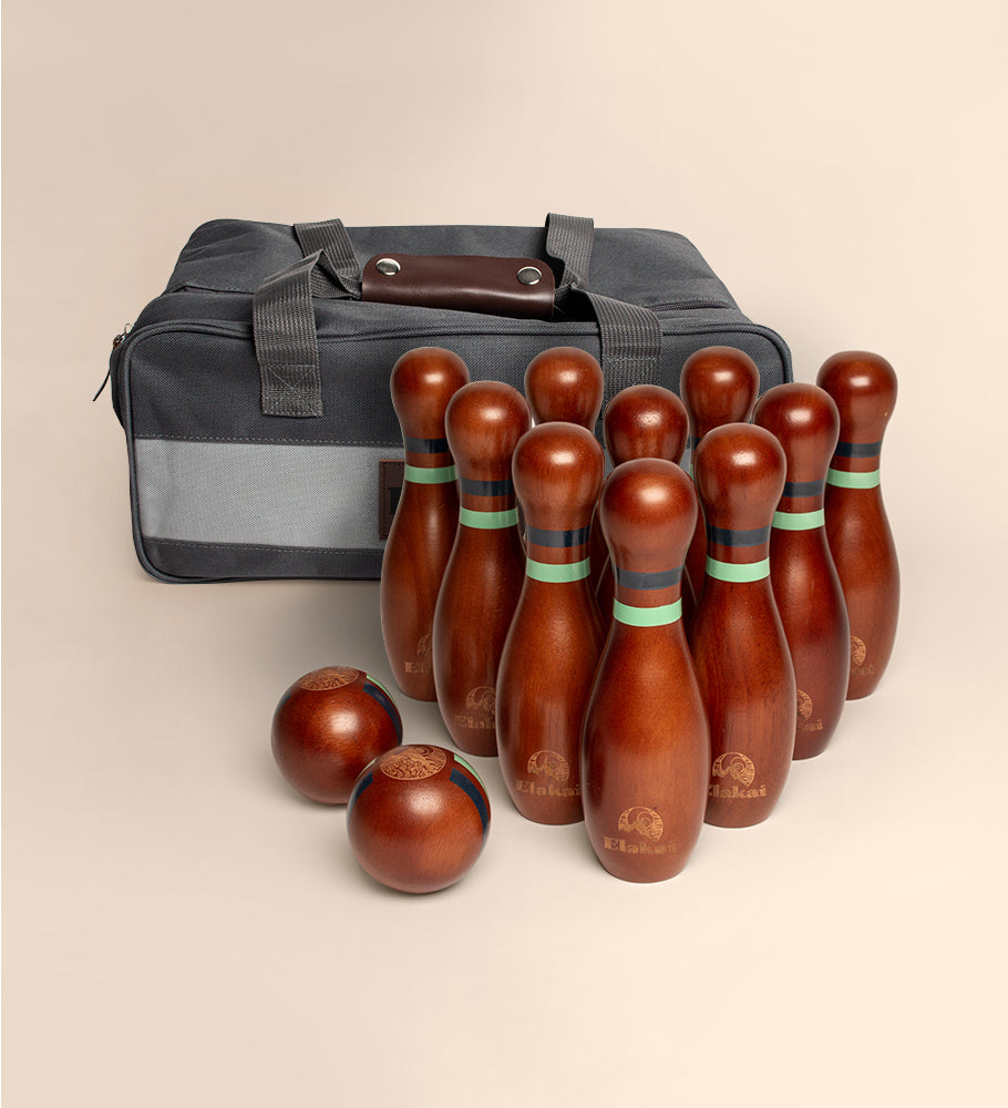 Lawn bowling set